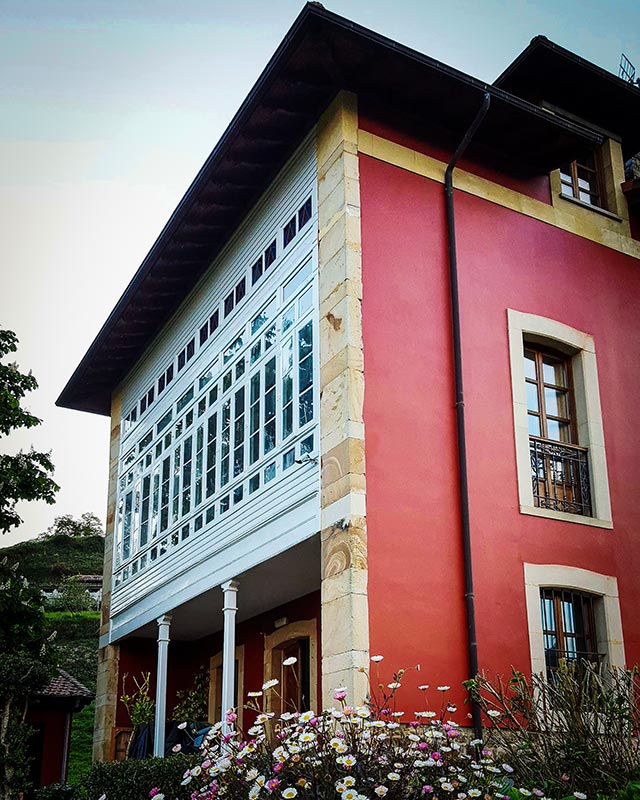 fachada del edificio de casona de indias con el ventanal